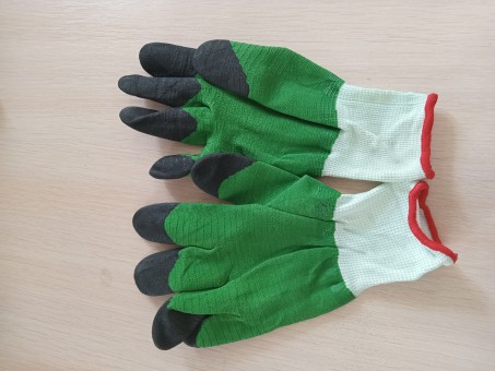 Перчатки нейлоновые облитые черно-зеленые (12пар)